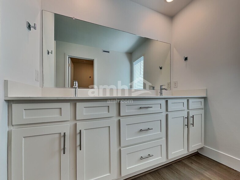 Building Photo - 9588 Harkes Dr