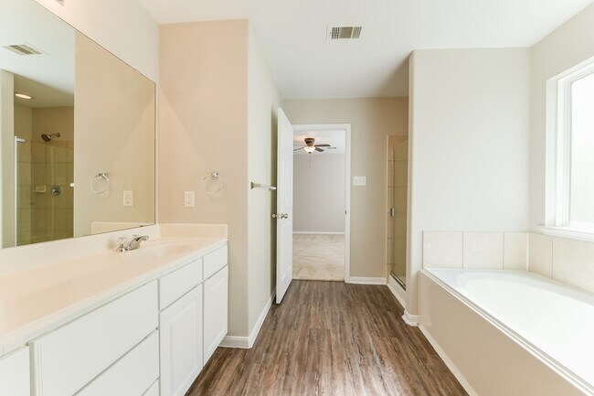 Building Photo - 9909 Hyacinth Way