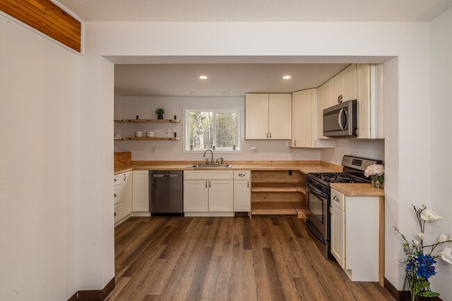 Building Photo - Cozy cabin in the woods on 2.22 Acres!  Se...