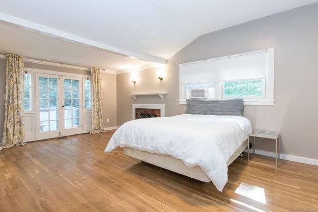 Building Photo - 211 New Canaan Rd