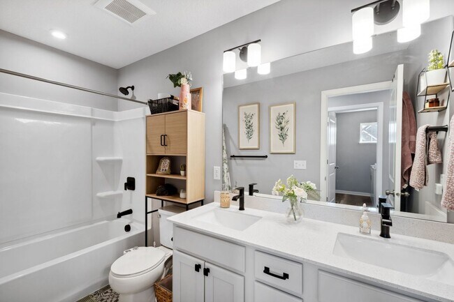 Building Photo - Rare End Unit 3Bed 3Bath Townhome in Rogers