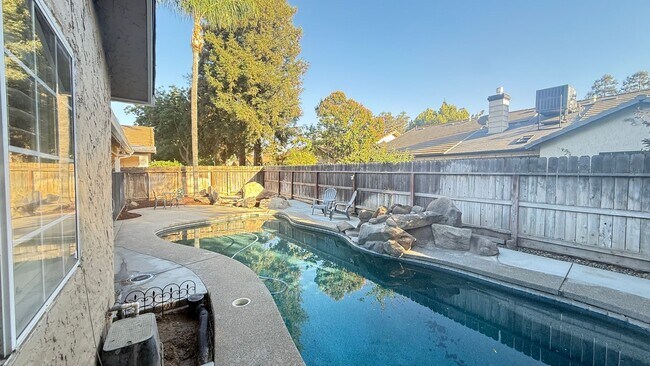 Building Photo - 3-bedroom, 2-bathroom home located in the ...