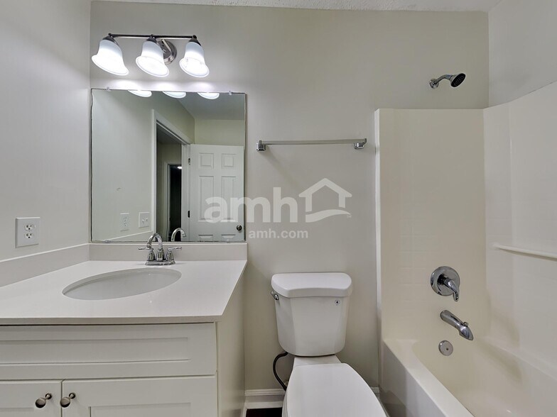 Building Photo - 125 Ducane St