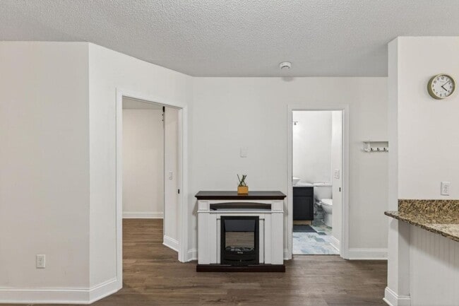 Building Photo - Newly Remodeled 2Bed 1Bath Townhome in Prior Lake!
