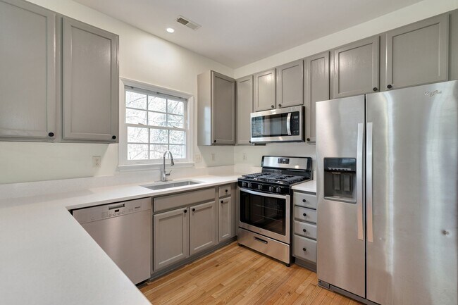 Building Photo - Renovated 4 bed/2.5 bath in Chapel Hill/Carrboro city school district!