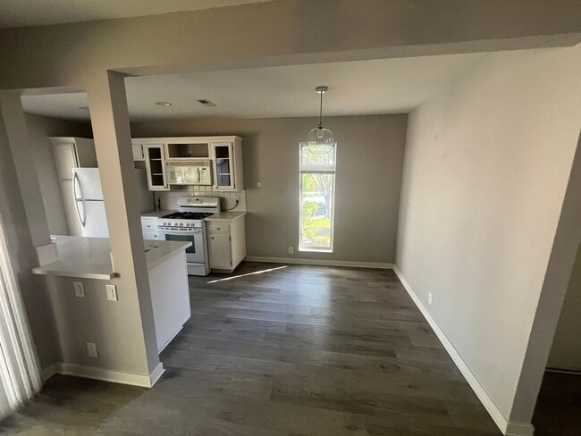 Building Photo - Spacious 2 Bed / 1 Bath Upstairs Condo in San Carlos – Utilities Included!