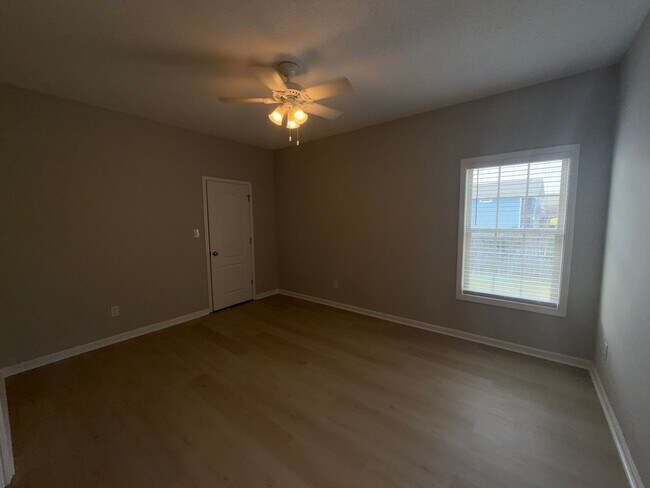 Building Photo - LEASING FOR FALL 2027 3 Bed/3 Bath Forest Lake Home less than a mile from campus!