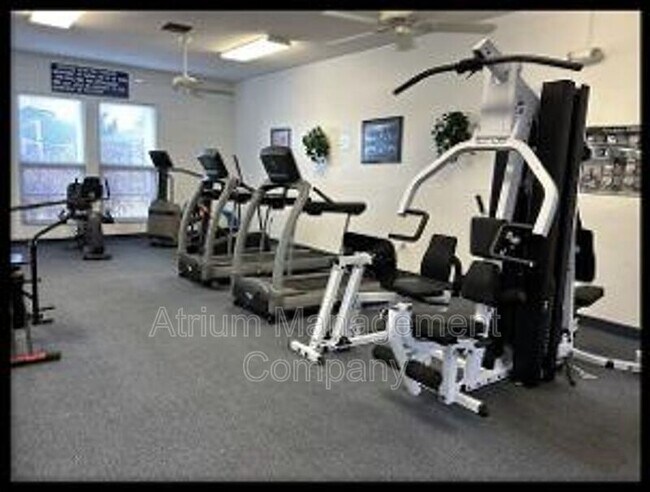 Building Photo - 1532 N Carolwood Blvd