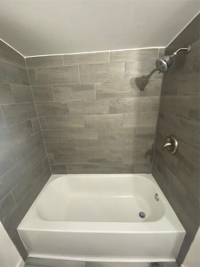 Building Photo - 1010 Long St