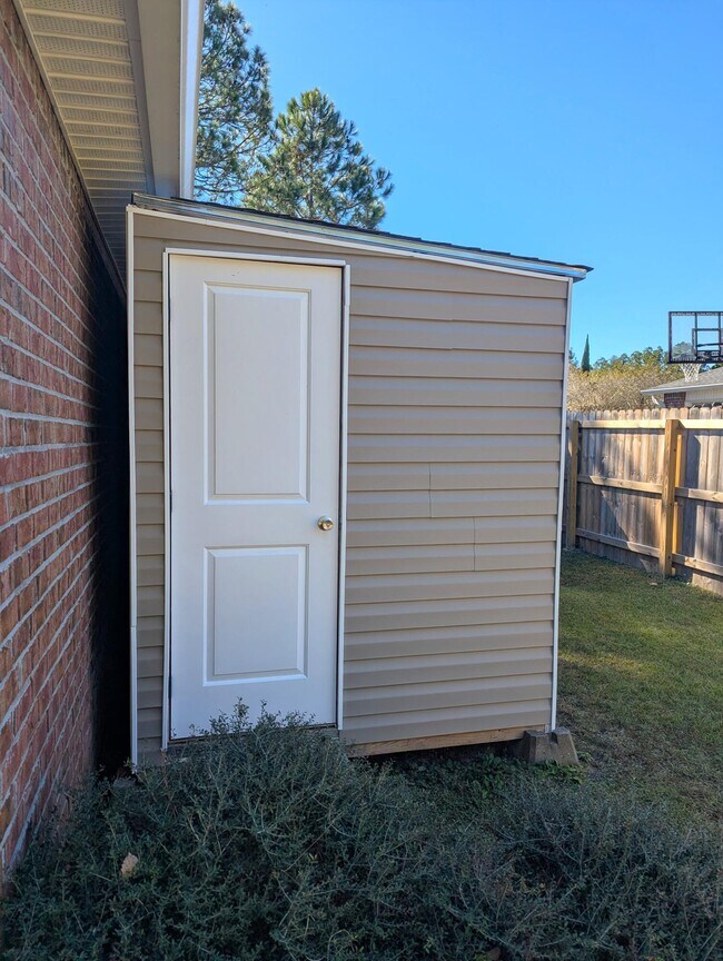 Building Photo - 7300 Rexford St