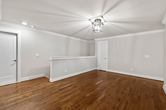 Building Photo - **Luxury 4/4 with Fenced in Yard**