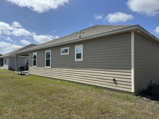 Building Photo - For Rent - Spring Move in Special ... 2nd Month's Rent FREE! (if sign a lease before the end of M...
