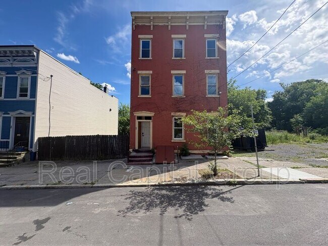 Building Photo - 44 Alexander St