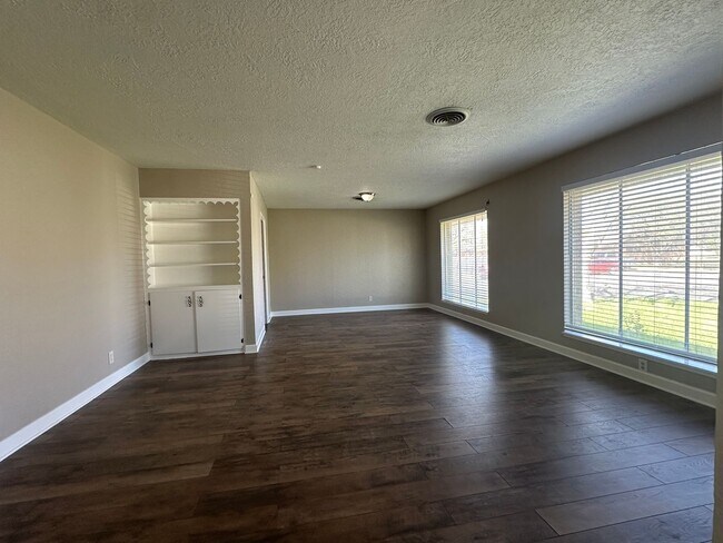 Building Photo - THREE BEDROOM TWO BATH HOUSE ON A CORNER LOT