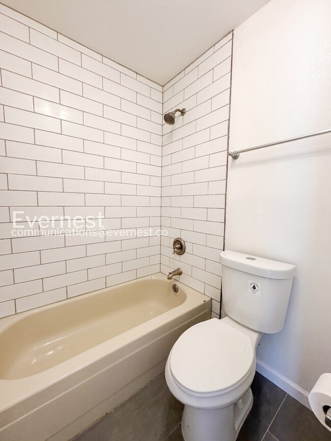 Building Photo - 3 Bed/2.5 Bath Townhome with Fenced Yard / Available Now!