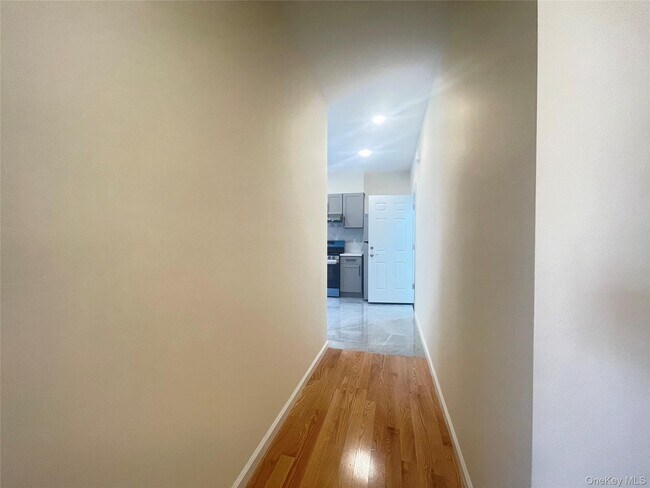 Building Photo - 1006 Jericho Tpke