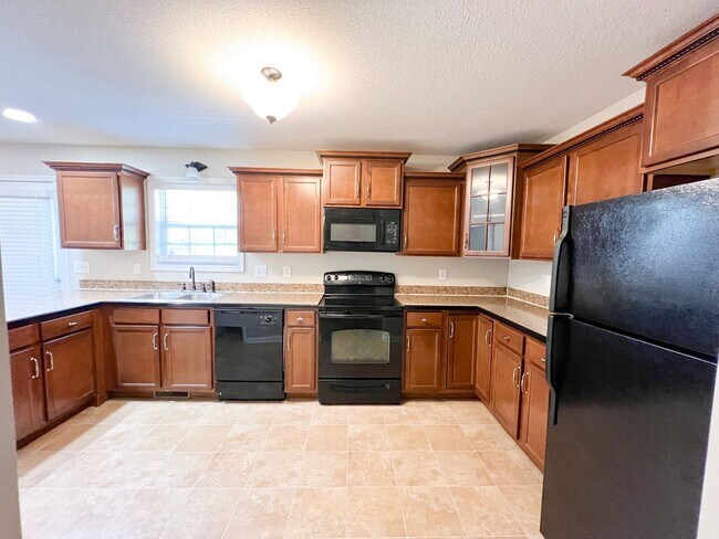 Building Photo - 3 Bedroom 2.5 Bath home in well established neighborhood!