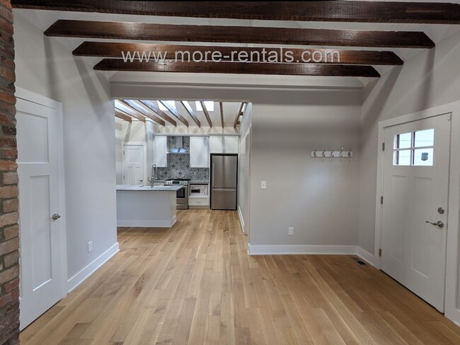 Building Photo - Beautifully renovated 2 bdr 2 ba house