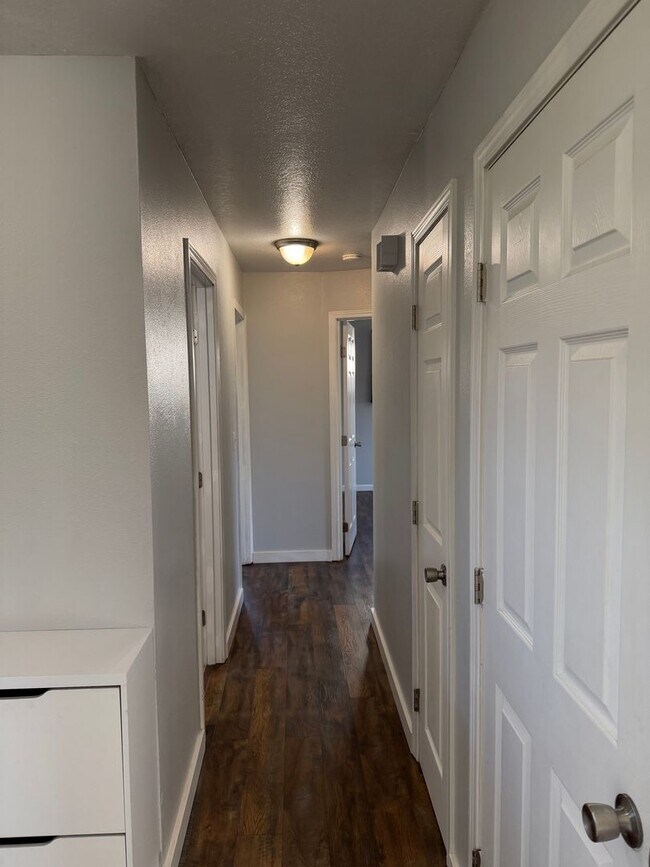 Building Photo - Updated 3 bedroom 1.5 bathroom house in Springfield!