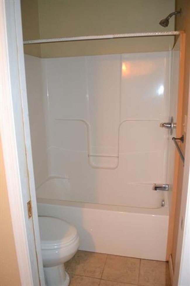 Building Photo - 4 Bedroom Townhome in Lynchburg