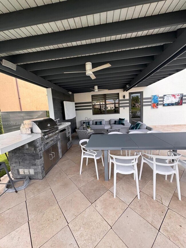 Building Photo - 8850 NW 98th Ct