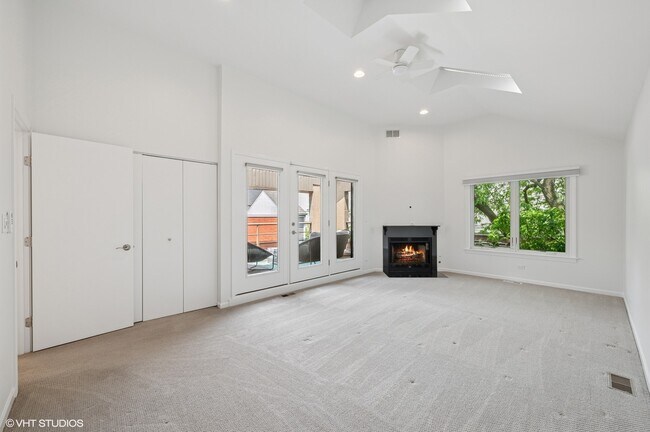 Building Photo - 636 W Schubert Ave