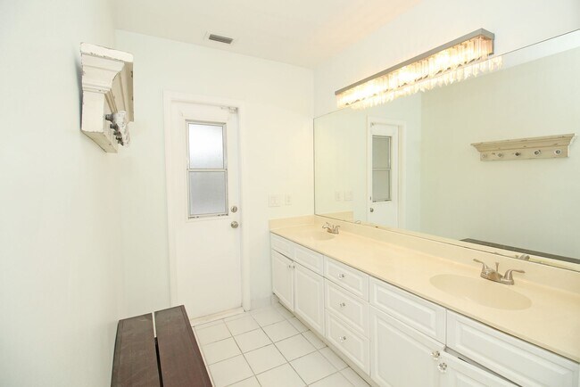 Building Photo - Spacious 4BR Pool Home on Quiet Cul-de-Sac in Wellington