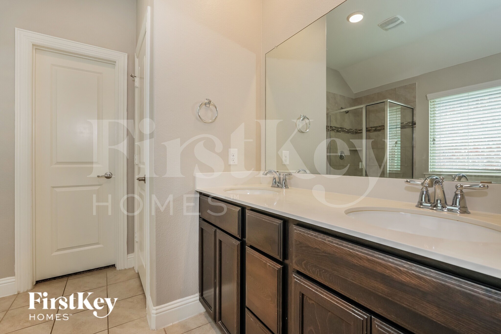 Building Photo - 4413 Lakeview Dr