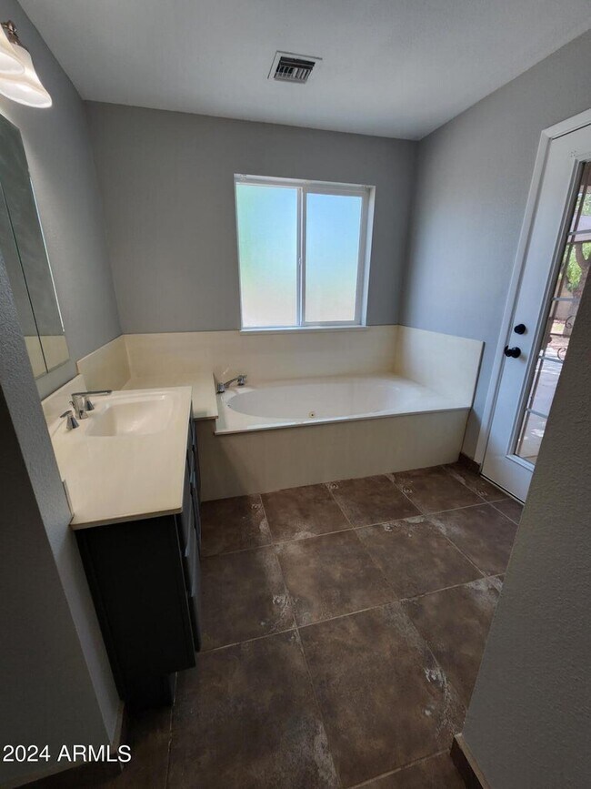 Building Photo - 8609 N 16th Ave