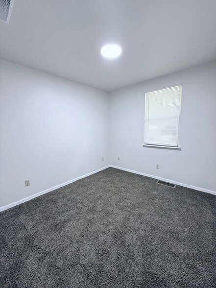 Building Photo - 1915 Green Valley Dr