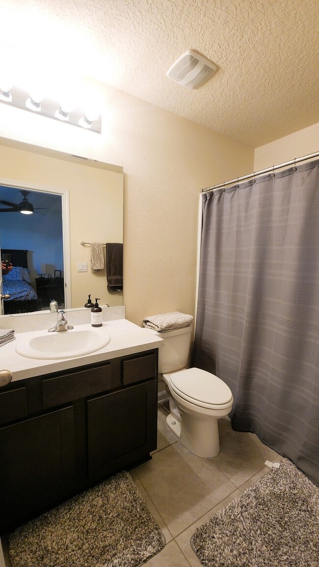 Building Photo - Beautiful Townhome in Waterford Lakes 2 Bedroom 2.5 baths and 1 Car Garage