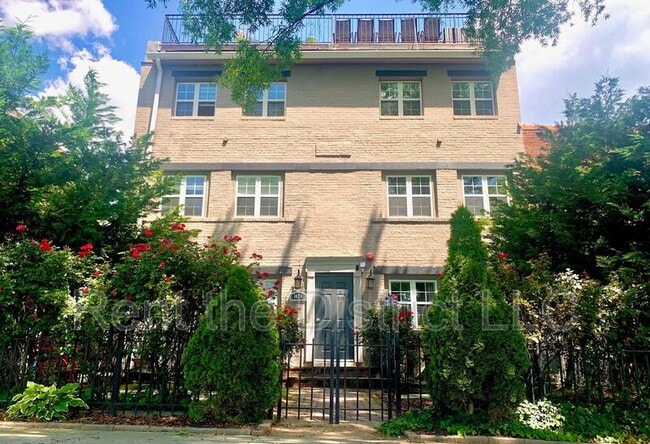 Building Photo - 1424 L St SE