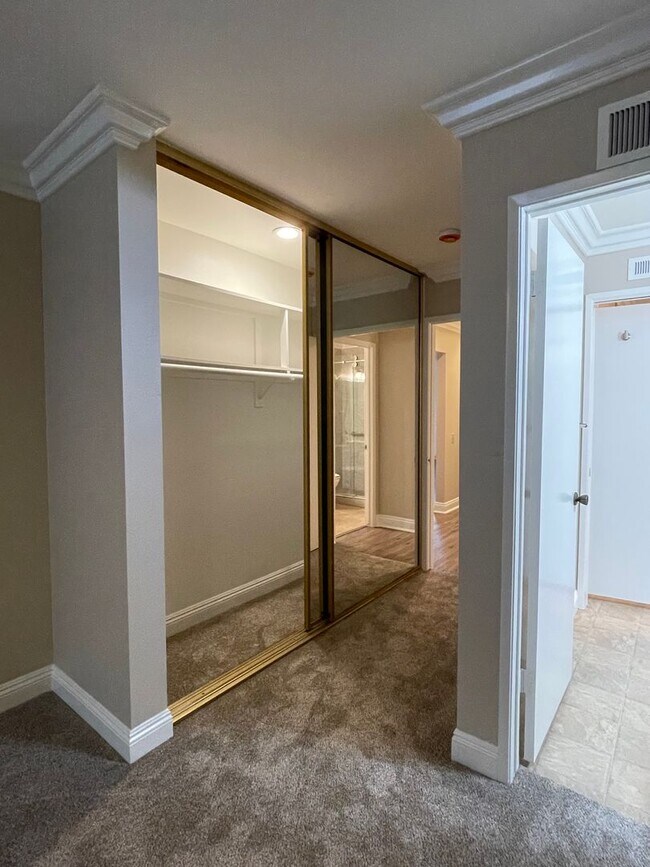 Building Photo - Beautiful Condo in Private Community