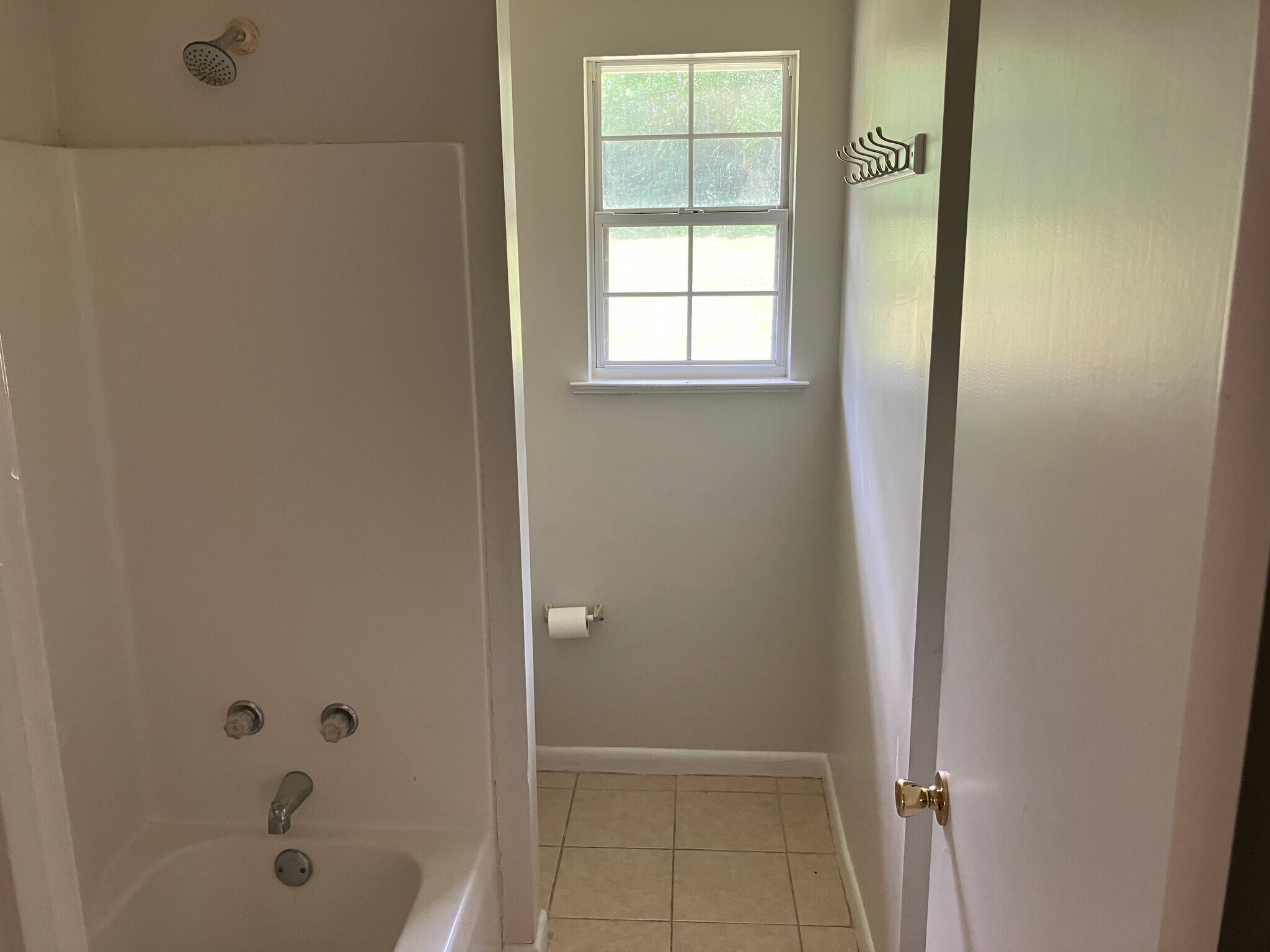 Building Photo - 720 E Nelson Ave