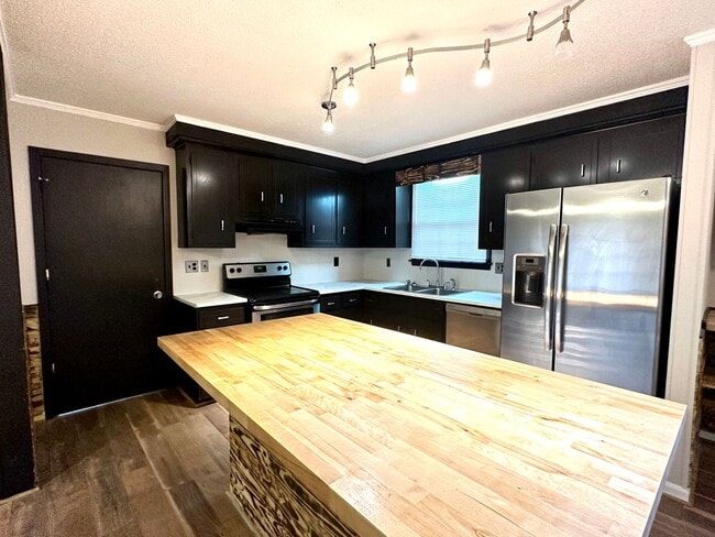 Building Photo - 28 Leonard Dr