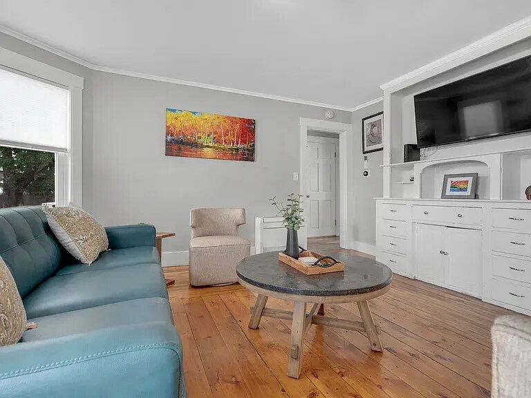 Building Photo - 10 W Elm St