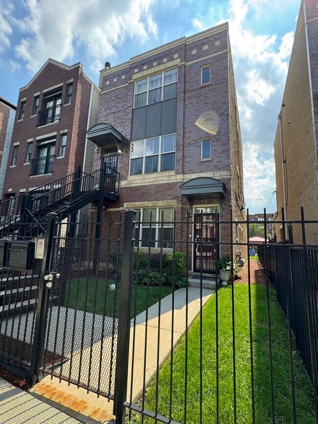 Primary Photo - 2155 W Warren Blvd