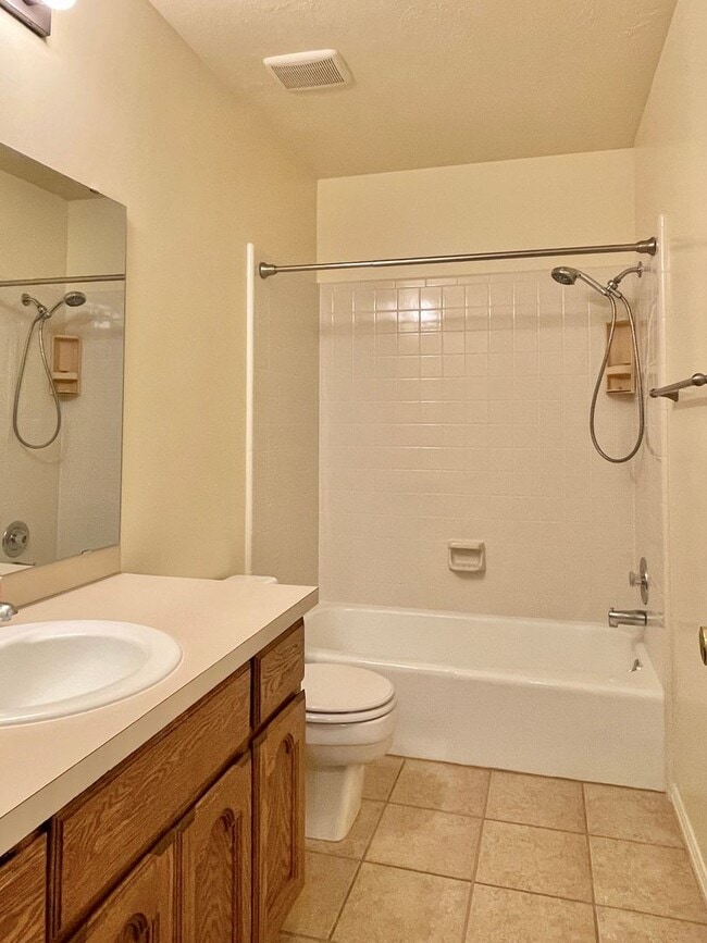 Building Photo - Spacious 4 Bedroom Home in Quiet Neighborhood – Great Location