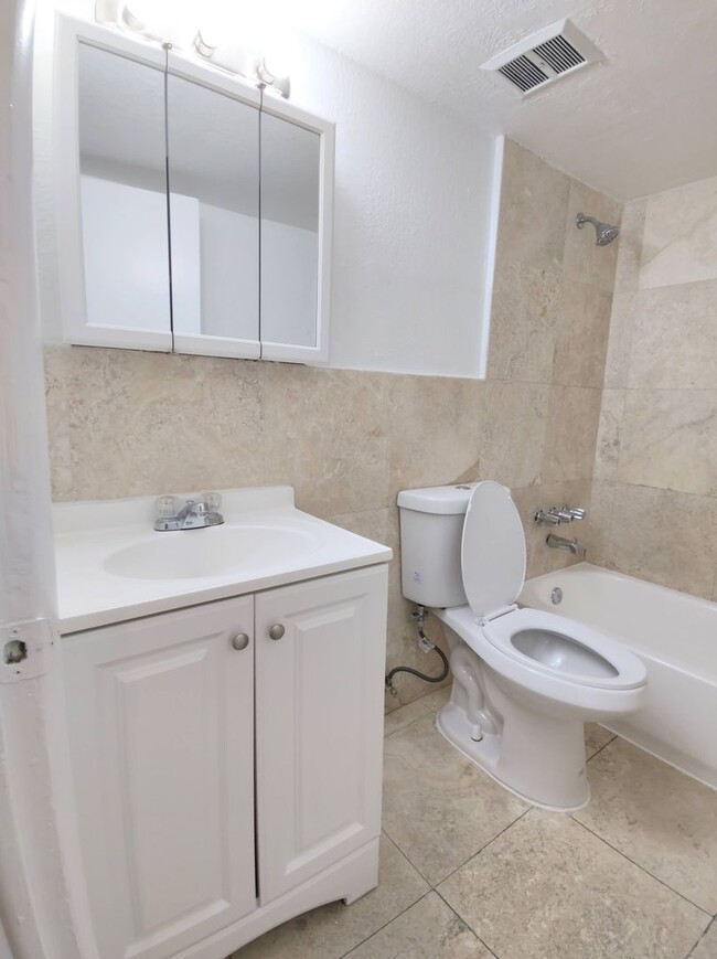 Building Photo - Gorgeous and Spacious 2/1 Unit in Hialeah