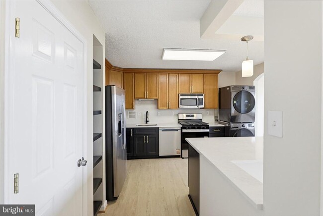 Building Photo - 3705 S George Mason Dr