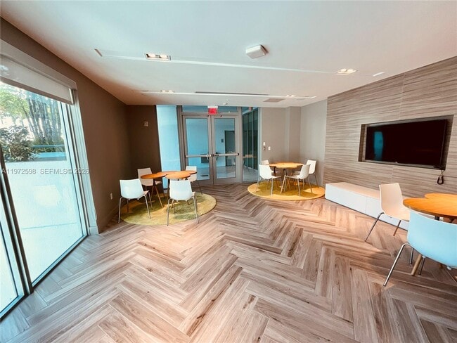 Building Photo - 1600 SW 1st Ave