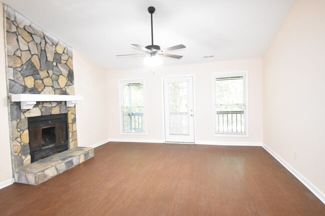 Building Photo - 2 Bedroom and 2 Bath Condo (No Pets)