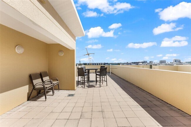 Building Photo - 800 N Tamiami Trl