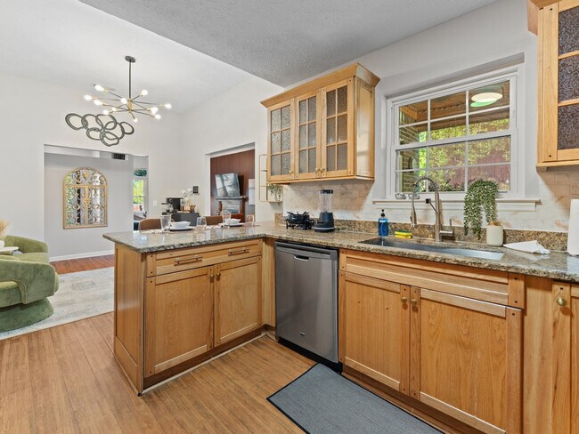 Building Photo - 102 Forestay Ct