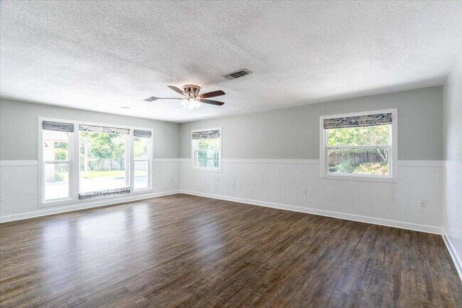 Building Photo - "Charming 3-Bed Oasis with Private Pool in Fort Walton Beach!"