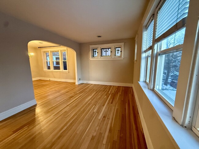 Building Photo - Spacious 2-Bed Duplex in St. Louis: Modern...