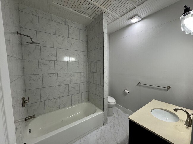 Building Photo - Updated Farm House in Central Waco