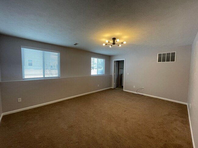 Building Photo - Three Bedroom Home in Kalamazoo