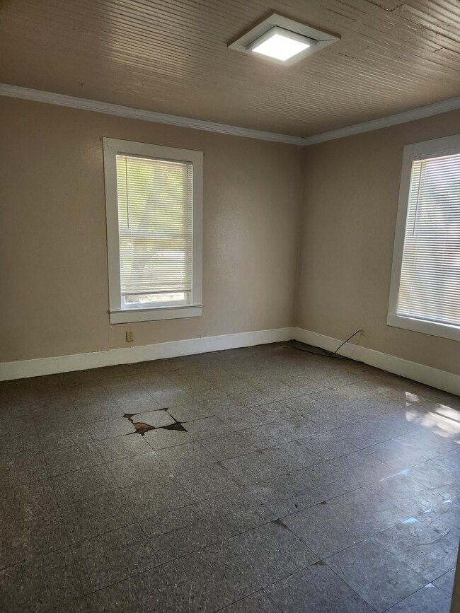 Building Photo - 4935 Clayton Dr