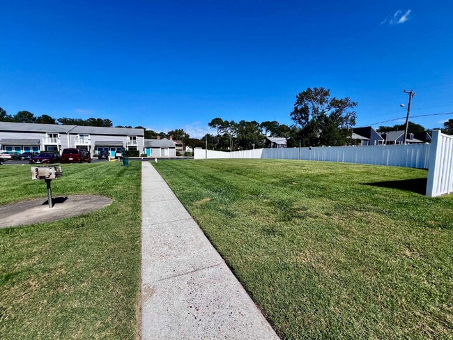 Building Photo - OPEN HOUSE SATURDAY THE 20TH 10AM-12PM! AMAZING 2 BED / 2 BATH CONDO – ONLY 8 BLOCKS FROM THE BEACH!